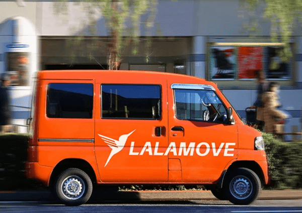 ララムーブのオレンジの車が東京を走る