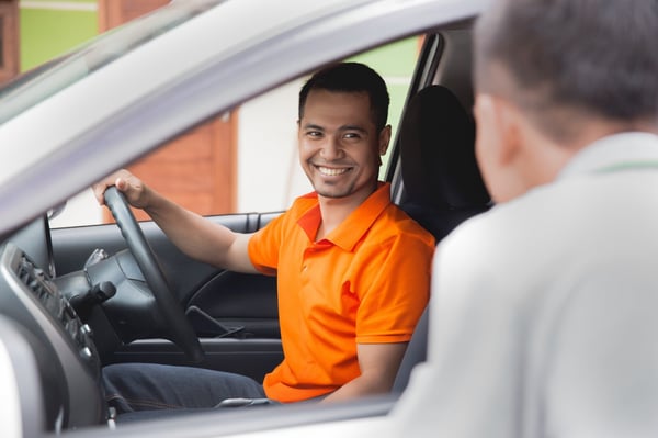 lalamove driver wearing orange getting ready to pick up passenger (1)