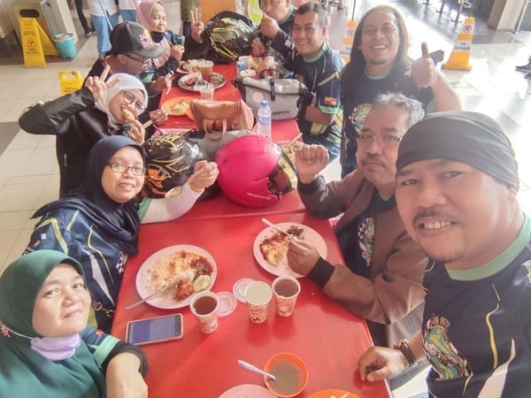 rakan pemandu lalamove komuniti bikers bersama rakan-rakan